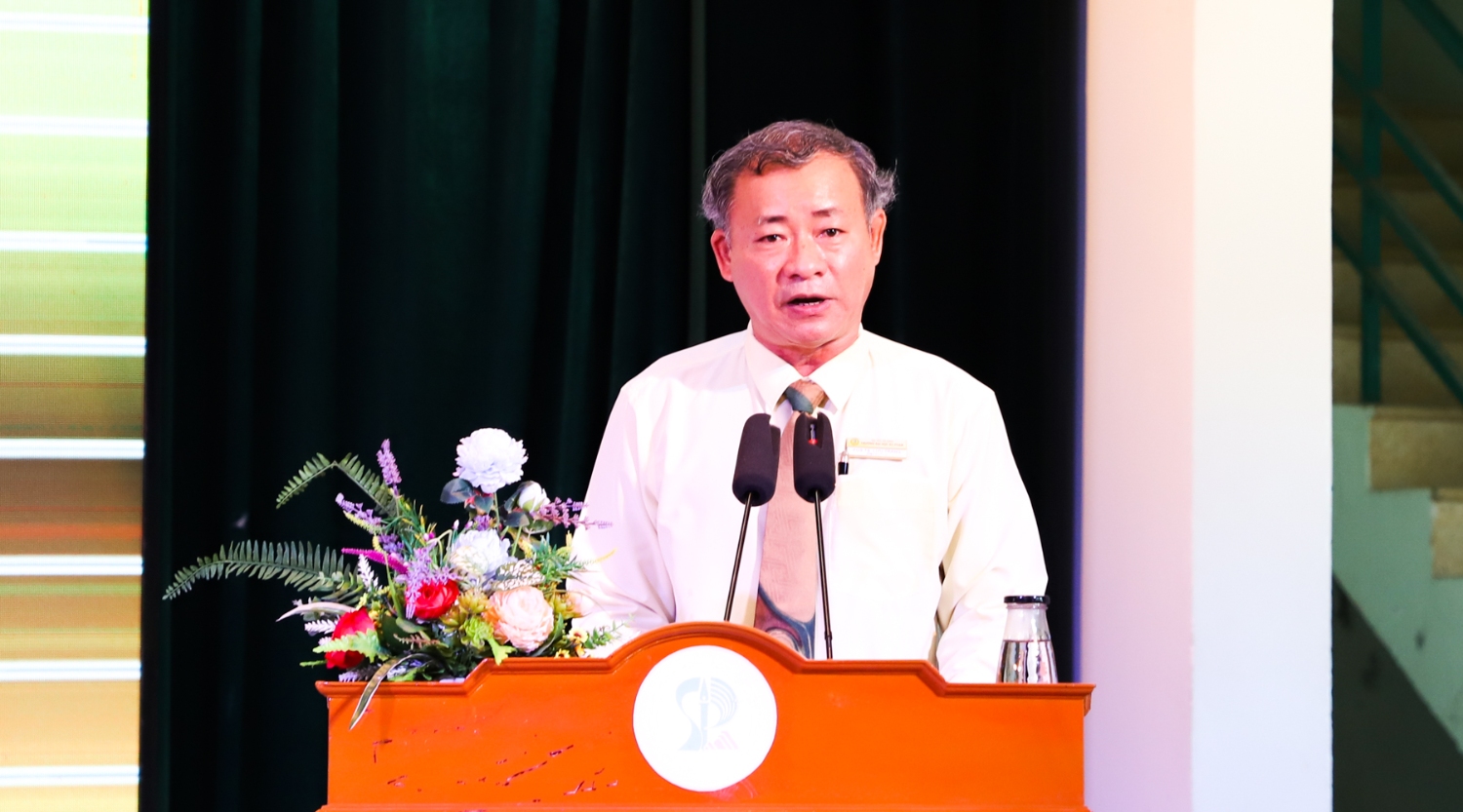 “Thắp lửa” học bổng Truyền cảm hứng UED